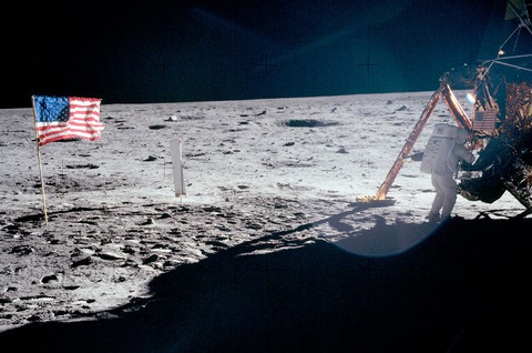 Neil Armstrong vứt phân trên mặt trăng và những chuyện chưa kể - Ảnh 6. Neil Armstrong vứt phân trên mặt trăng và những chuyện chưa kể - Ảnh 6.