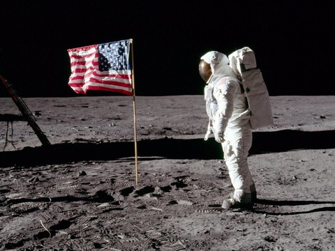 Neil Armstrong vứt phân trên mặt trăng và những chuyện chưa kể - Ảnh 7. Neil Armstrong vứt phân trên mặt trăng và những chuyện chưa kể - Ảnh 7.