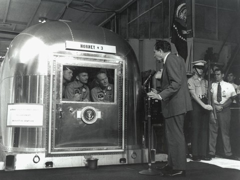 Neil Armstrong vứt phân trên mặt trăng và những chuyện chưa kể - Ảnh 10. Neil Armstrong vứt phân trên mặt trăng và những chuyện chưa kể - Ảnh 10.