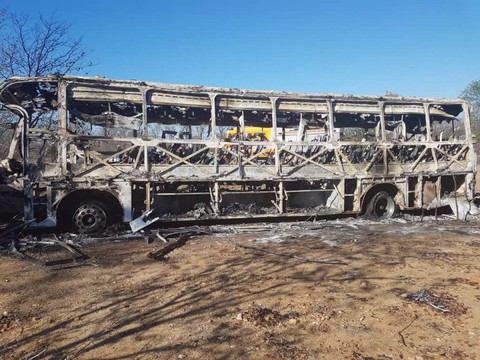 42 người bị thiêu sống trong xe khách bốc cháy ở Zimbabwe - Ảnh 3. 42 người bị thiêu sống trong xe khách bốc cháy ở Zimbabwe - Ảnh 3.