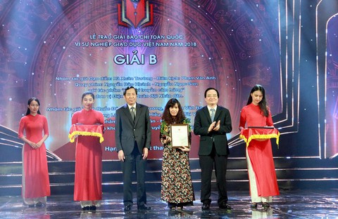 Báo Tuổi Trẻ nhận giải B vì sự nghiệp giáo dục VN năm 2018 - Ảnh 1. Báo Tuổi Trẻ nhận giải B vì sự nghiệp giáo dục VN năm 2018 - Ảnh 1.