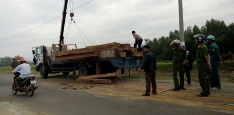 Bị truy đuổi, xe tải đổ gỗ ngổn ngang ra đường cản địa - Ảnh 2. Bị truy đuổi, xe tải đổ gỗ ngổn ngang ra đường cản địa - Ảnh 2.