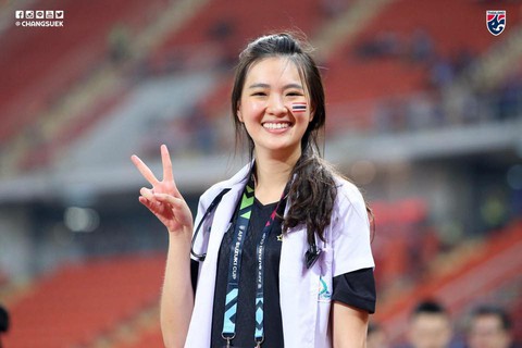 Sốt với hình ảnh nữ bác sĩ xinh đẹp của tuyển Thái Lan - Ảnh 1. Sốt với hình ảnh nữ bác sĩ xinh đẹp của tuyển Thái Lan - Ảnh 1.