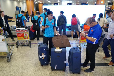 Tuyển VN rời sân bay ở Myanmar bằng cửa VIP - Ảnh 2. Tuyển VN rời sân bay ở Myanmar bằng cửa VIP - Ảnh 2.