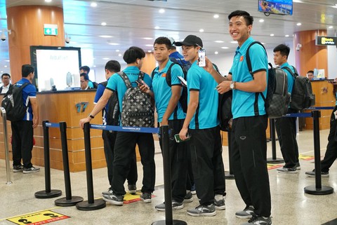 Tuyển VN rời sân bay ở Myanmar bằng cửa VIP - Ảnh 1. Tuyển VN rời sân bay ở Myanmar bằng cửa VIP - Ảnh 1.