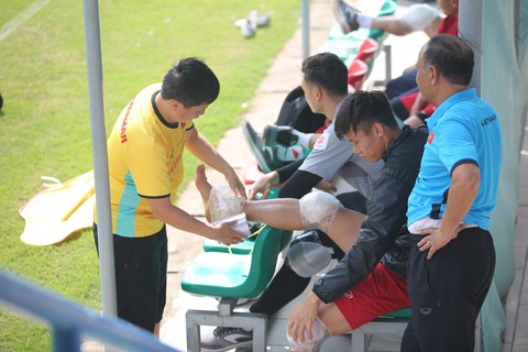 Trung vệ Quế Ngọc Hải phải chườm đá trong buổi tập sáng 17-11 - Ảnh 1. Trung vệ Quế Ngọc Hải phải chườm đá trong buổi tập sáng 17-11 - Ảnh 1.