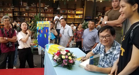 Hàng trăm bạn đọc chờ Nguyễn Nhật Ánh ký sách Cảm ơn người lớn - Ảnh 1. Hàng trăm bạn đọc chờ Nguyễn Nhật Ánh ký sách Cảm ơn người lớn - Ảnh 1.