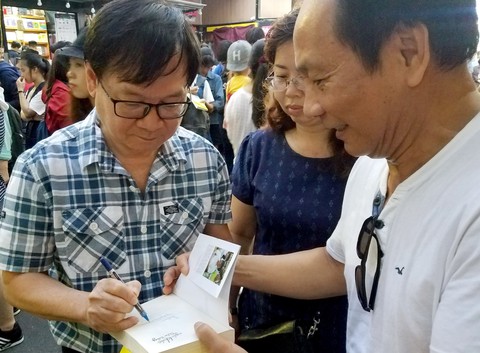 Hàng trăm bạn đọc chờ Nguyễn Nhật Ánh ký sách Cảm ơn người lớn - Ảnh 3. Hàng trăm bạn đọc chờ Nguyễn Nhật Ánh ký sách Cảm ơn người lớn - Ảnh 3.