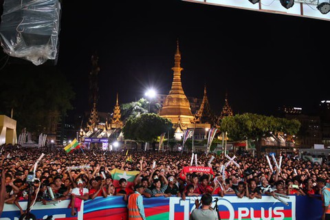 Cổ động viên Myanmar nổ vang trời trước trận gặp tuyển Việt Nam - Ảnh 3. Cổ động viên Myanmar nổ vang trời trước trận gặp tuyển Việt Nam - Ảnh 3.