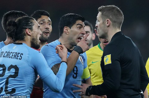 Brazil đá bại Uruguay nhờ quả phạt đền tranh cãi - Ảnh 3. Brazil đá bại Uruguay nhờ quả phạt đền tranh cãi - Ảnh 3.