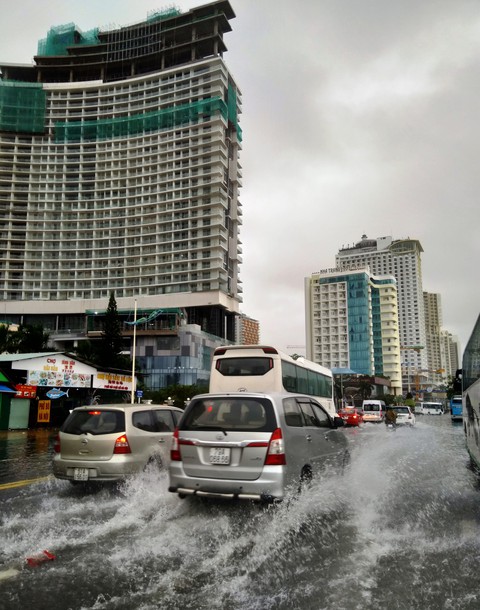 Nguyên nhân gây ngập nhiều nơi ở Nha Trang - Ảnh 1. Nguyên nhân gây ngập nhiều nơi ở Nha Trang - Ảnh 1.