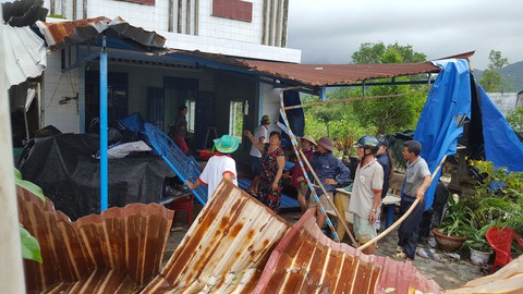 Phú Yên: Lốc xoáy làm hơn 100 ngôi nhà sập, tốc mái - Ảnh 13. Phú Yên: Lốc xoáy làm hơn 100 ngôi nhà sập, tốc mái - Ảnh 13.