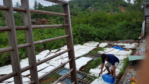 Phú Yên: Lốc xoáy làm hơn 100 ngôi nhà sập, tốc mái - Ảnh 6. Phú Yên: Lốc xoáy làm hơn 100 ngôi nhà sập, tốc mái - Ảnh 6.