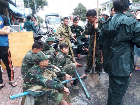 Sạt lở đất, hai mẹ con chết thảm trong quán ăn ở Nha Trang - Ảnh 7. Sạt lở đất, hai mẹ con chết thảm trong quán ăn ở Nha Trang - Ảnh 7.
