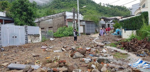 Sạt lở đất ở Nha Trang làm 13 người chết và mất tích - Ảnh 4. Sạt lở đất ở Nha Trang làm 13 người chết và mất tích - Ảnh 4.