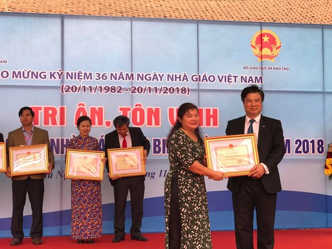 Vinh danh giáo viên tận hiến với nghề - Ảnh 3. Vinh danh giáo viên tận hiến với nghề - Ảnh 3.
