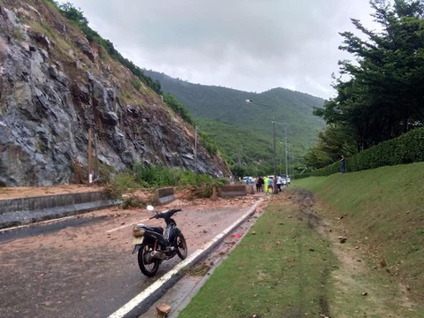 Đường sắt, quốc lộ 1 tê liệt vì mưa ngập - Ảnh 3. Đường sắt, quốc lộ 1 tê liệt vì mưa ngập - Ảnh 3.