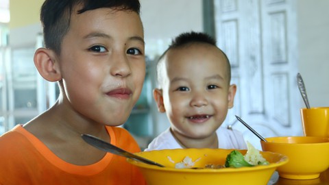 Cuộc sống của những đứa trẻ bị bỏ rơi trước cổng chùa - Ảnh 1. Cuộc sống của những đứa trẻ bị bỏ rơi trước cổng chùa - Ảnh 1.