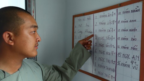 Cuộc sống của những đứa trẻ bị bỏ rơi trước cổng chùa - Ảnh 10. Cuộc sống của những đứa trẻ bị bỏ rơi trước cổng chùa - Ảnh 10.
