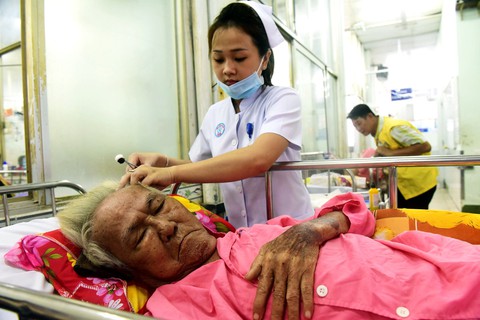 Cụ ông một mình nằm cấp cứu gần tuần ở Chợ Rẫy - Ảnh 2. Cụ ông một mình nằm cấp cứu gần tuần ở Chợ Rẫy - Ảnh 2.