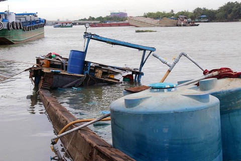 Thuyền chứa 26 tấn hóa chất chìm xuống sông Đồng Nai - Ảnh 1. Thuyền chứa 26 tấn hóa chất chìm xuống sông Đồng Nai - Ảnh 1.