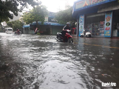 Mưa lớn, nhiều tuyến phố Nha Trang biến thành sông - Ảnh 7. Mưa lớn, nhiều tuyến phố Nha Trang biến thành sông - Ảnh 7.