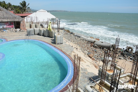 Bờ biển “thủ đô” resort Phan Thiết sạt lở nặng - Ảnh 2. Bờ biển “thủ đô” resort Phan Thiết sạt lở nặng - Ảnh 2.