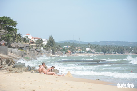 Bờ biển “thủ đô” resort Phan Thiết sạt lở nặng - Ảnh 4. Bờ biển “thủ đô” resort Phan Thiết sạt lở nặng - Ảnh 4.
