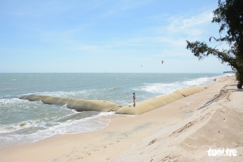 Bờ biển “thủ đô” resort Phan Thiết sạt lở nặng - Ảnh 5. Bờ biển “thủ đô” resort Phan Thiết sạt lở nặng - Ảnh 5.