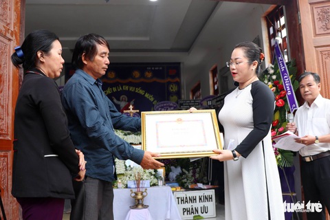 Truy tặng bằng khen cho dân quân tự vệ tử vong khi bắt cướp - Ảnh 1. Truy tặng bằng khen cho dân quân tự vệ tử vong khi bắt cướp - Ảnh 1.