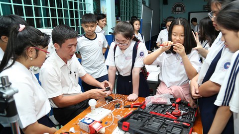 Những người thầy kiểu mới: Áp lực là... hạnh phúc - Ảnh 1. Những người thầy kiểu mới: Áp lực là... hạnh phúc - Ảnh 1.