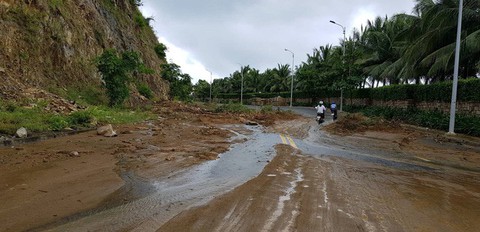 Đường sắt, quốc lộ 1 tê liệt vì mưa ngập - Ảnh 4. Đường sắt, quốc lộ 1 tê liệt vì mưa ngập - Ảnh 4.