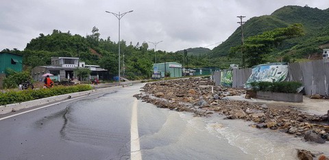 Đường sắt, quốc lộ 1 tê liệt vì mưa ngập - Ảnh 5. Đường sắt, quốc lộ 1 tê liệt vì mưa ngập - Ảnh 5.