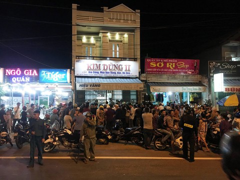 Thêm một vụ cướp tiệm vàng táo tợn ở Quảng Nam - Ảnh 2. Thêm một vụ cướp tiệm vàng táo tợn ở Quảng Nam - Ảnh 2.