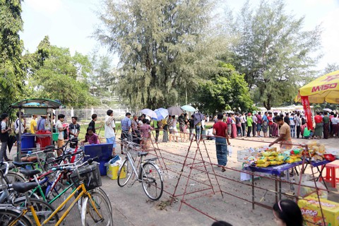 Mua vé xem bóng đá ở Myanmar không khổ như VN - Ảnh 3. Mua vé xem bóng đá ở Myanmar không khổ như VN - Ảnh 3.