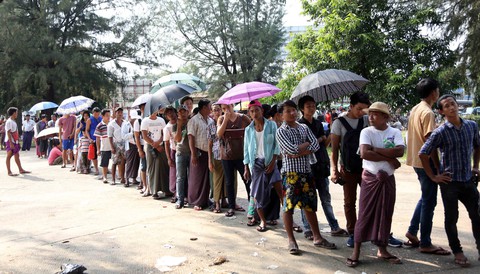 Mua vé xem bóng đá ở Myanmar không khổ như VN - Ảnh 2. Mua vé xem bóng đá ở Myanmar không khổ như VN - Ảnh 2.