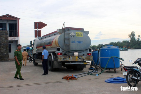 Chủ thuyền chưa cung cấp giấy phép chở axit - Ảnh 1. Chủ thuyền chưa cung cấp giấy phép chở axit - Ảnh 1.
