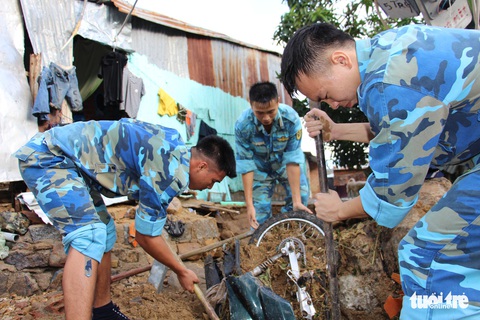 Quân đội dồn sức cứu người bị nạn trong sạt lở tại Nha Trang - Ảnh 1. Quân đội dồn sức cứu người bị nạn trong sạt lở tại Nha Trang - Ảnh 1.