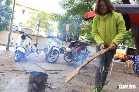 Không khí lạnh tăng cường, dân Hà Nội bắt đầu đốt củi sưởi ấm - Ảnh 1. Không khí lạnh tăng cường, dân Hà Nội bắt đầu đốt củi sưởi ấm - Ảnh 1.