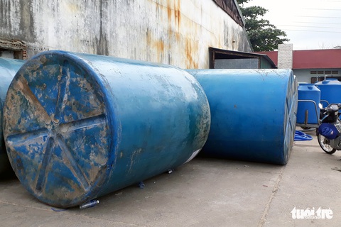 Trục vớt hết 26 tấn axit bị chìm dưới sông Đồng Nai - Ảnh 2. Trục vớt hết 26 tấn axit bị chìm dưới sông Đồng Nai - Ảnh 2.