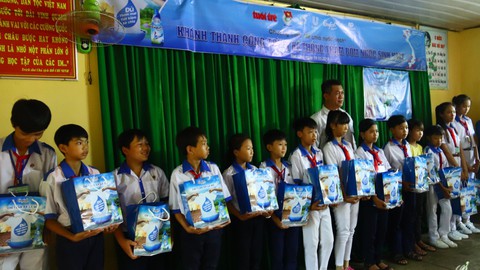 Tuổi Trẻ khánh thành 4 công trình sẻ chia nước sạch tại Bạc Liêu - Ảnh 2. Tuổi Trẻ khánh thành 4 công trình sẻ chia nước sạch tại Bạc Liêu - Ảnh 2.