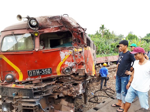 Khởi tố lái tàu vụ hai tàu hàng tông nhau ở ga Núi Thành - Ảnh 4. Khởi tố lái tàu vụ hai tàu hàng tông nhau ở ga Núi Thành - Ảnh 4.