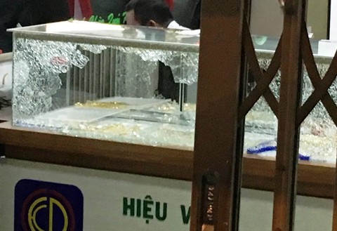 Thêm một vụ cướp tiệm vàng táo tợn ở Quảng Nam - Ảnh 1. Thêm một vụ cướp tiệm vàng táo tợn ở Quảng Nam - Ảnh 1.