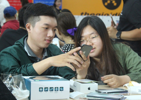iPhone XR, XS và XS Max bắt đầu bán chính thức tại Việt Nam - Ảnh 1. iPhone XR, XS và XS Max bắt đầu bán chính thức tại Việt Nam - Ảnh 1.