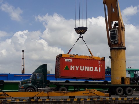 Buộc tái xuất 25 container tinh quặng nhập từ Nga có chất phóng xạ - Ảnh 1. Buộc tái xuất 25 container tinh quặng nhập từ Nga có chất phóng xạ - Ảnh 1.