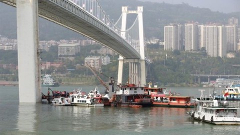 Nữ hành khách ẩu đả với tài xế khiến xe rớt sông, 13 người chết - Ảnh 3. Nữ hành khách ẩu đả với tài xế khiến xe rớt sông, 13 người chết - Ảnh 3.