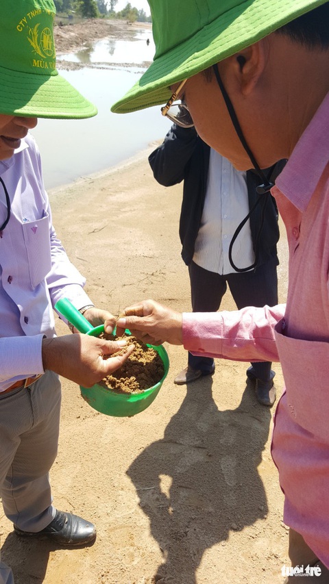 Nước lũ rút, đồng ruộng thành sa mạc cát - Ảnh 3. Nước lũ rút, đồng ruộng thành sa mạc cát - Ảnh 3.