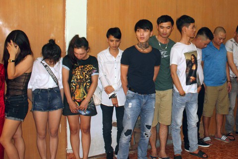 Bắt hàng chục đối tượng “phê” ma túy trong quán karaoke - Ảnh 1. Bắt hàng chục đối tượng “phê” ma túy trong quán karaoke - Ảnh 1.