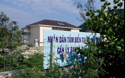 Bức xúc vì bị ngăn đường xuống biển, người dân đập bỏ rào chắn - Ảnh 2. Bức xúc vì bị ngăn đường xuống biển, người dân đập bỏ rào chắn - Ảnh 2.