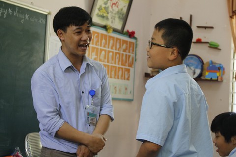Thầy giáo “như mẹ hiền” của trẻ khuyết tật - Ảnh 2. Thầy giáo “như mẹ hiền” của trẻ khuyết tật - Ảnh 2.